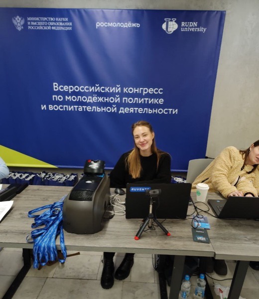 Стойка аккредитации с камерой на штативе для съёмки фотографий на бейджи и синими лентами