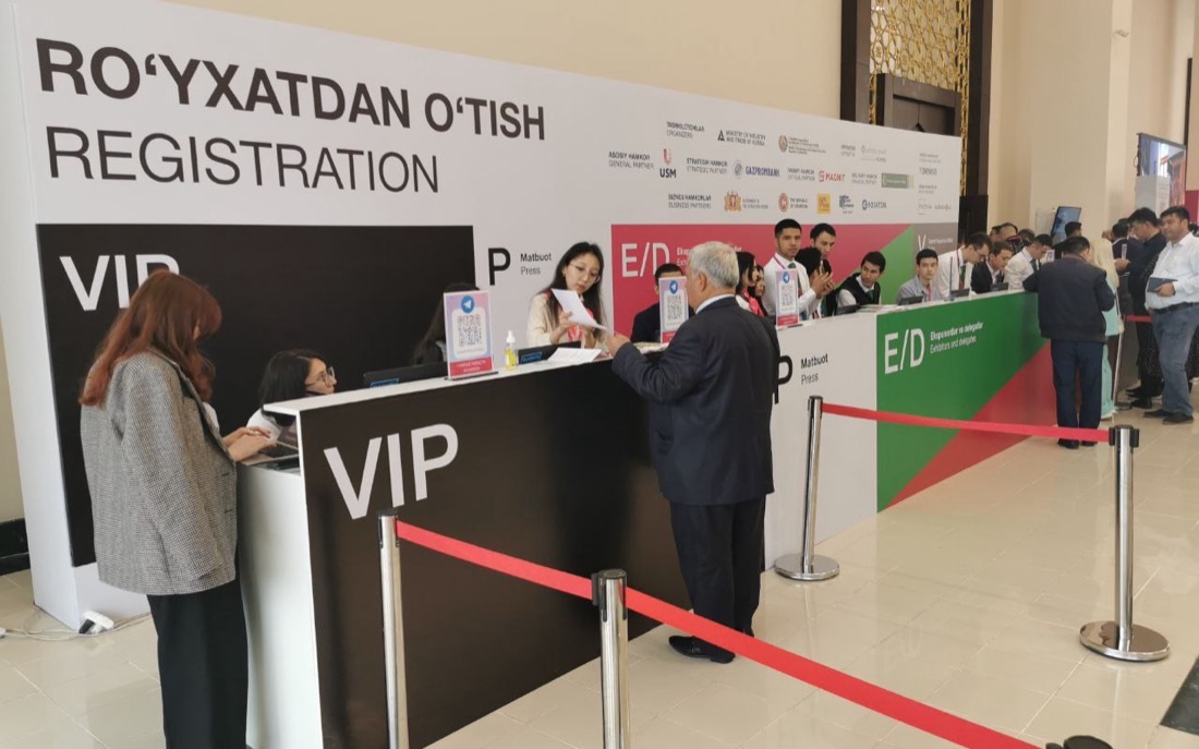 Зонированная входная группа мероприятия с отдельными линиями VIP и общей регистрации